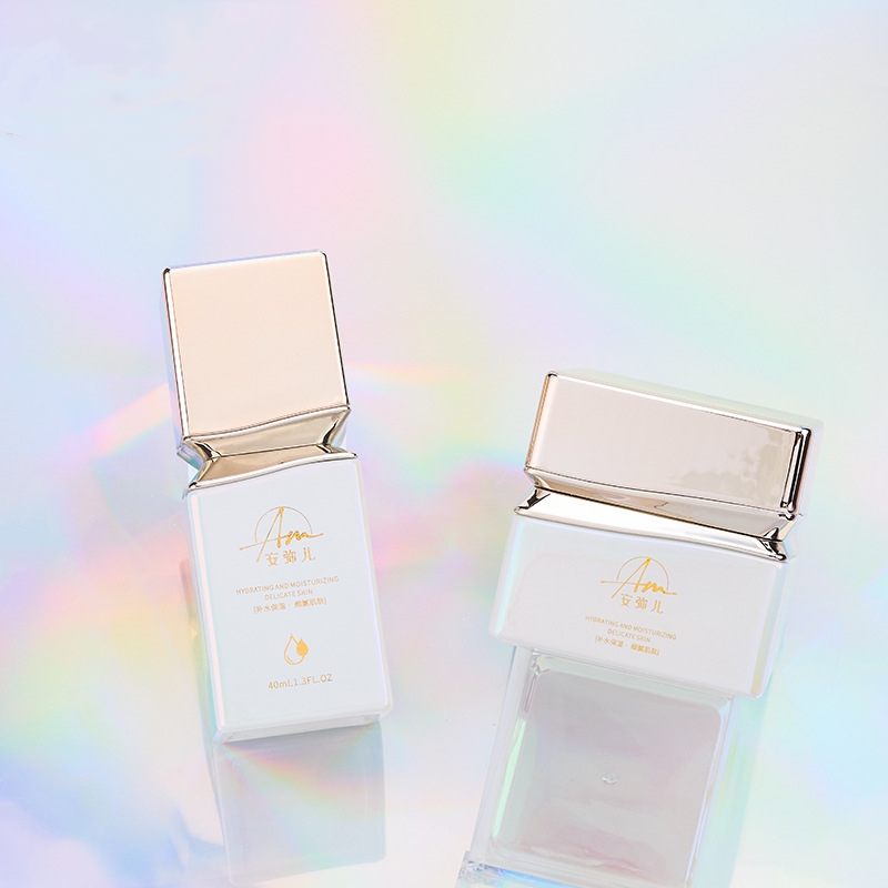 Vierkant glazen zalfpotje met iriserend effect voor gezichtscrème en oogcrème Vierkant glazen zalfpotje met iriserend effect voor gezichtscrème en oogcrème