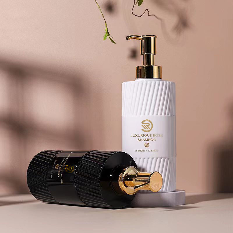 Eco-vriendelijke 500 ml platte schouder shampoo douchegel fles wit zwarte streep drukken op plastic pomp emulsie verpakking voor lotion gebruik Eco-vriendelijke 500 ml platte schouder shampoo douchegel fles wit zwarte streep drukken op plastic pomp emulsie verpakking voor lotion gebruik