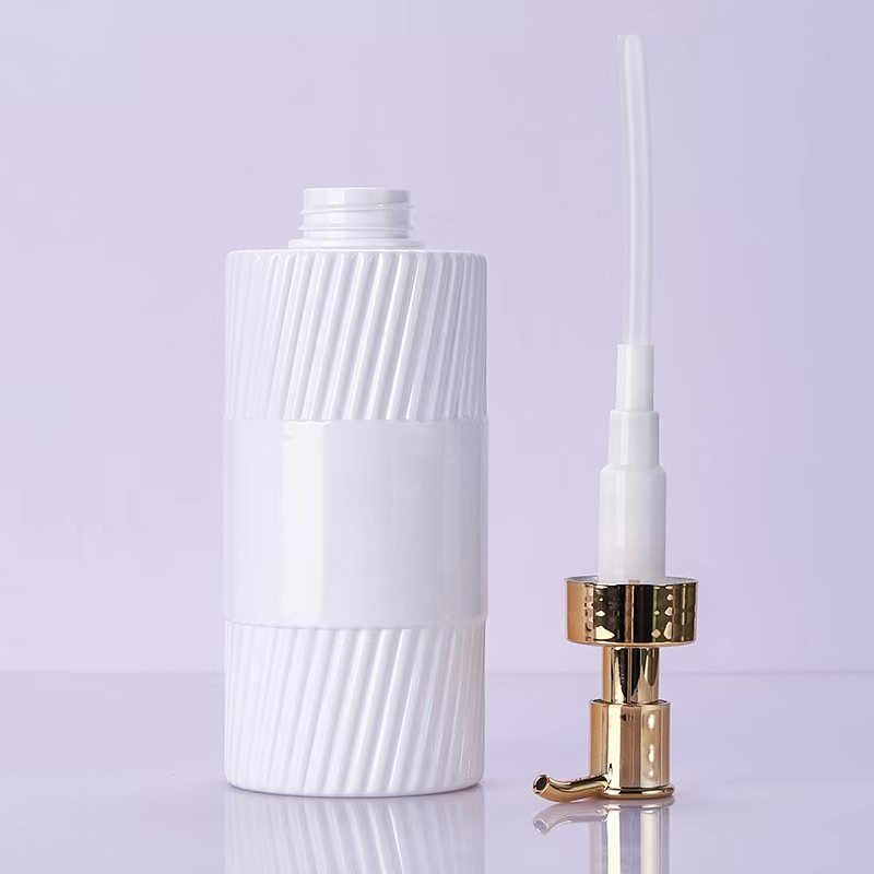 Eco-vriendelijke 500 ml platte schouder shampoo douchegel fles wit zwarte streep drukken op plastic pomp emulsie verpakking voor lotion gebruik Eco-vriendelijke 500 ml platte schouder shampoo douchegel fles wit zwarte streep drukken op plastic pomp emulsie verpakking voor lotion gebruik